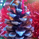 Christmas Toddler Crafts – Sparkly Pinecones